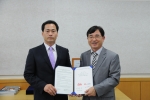 10년타기정비센터 협의회장 이정기(좌)와 (사)한국자동차튜닝협회 회장 장형성(우)이 협약서 체결 후 기념촬영을 하고 있다.