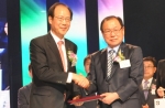 6월 13일(금), 코레일네트웍스 김오연 대표이사가 2014년 세종대왕 나눔봉사 大賞을 수상하고 있다.