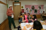 국립중앙청소년수련원, 글로벌빌리지 청소년영어캠프에 참가한 초등학생이 원어민 교사와 함께 감정표현활동에 참여하고 있다.