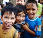 베트남 볼런투어 마을여행 중 만난 아이들이 기념촬영을 하고 있다.