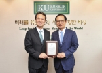 건국대학교는 26일 경영대학 박진용 교수(왼쪽)가 장학기금으로 1,000만 원을 기부했다고 밝혔다.