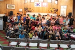 매직포커스 마술사들과 애광원 식구들이 기념촬영을 하고 있다.