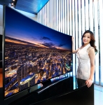 삼성전자가 커브드 UHD TV의 대중화를 선도할 보급형 커브드 UHD TV HU7200을 출시하고 예약판매를 시작했다. 사진은 삼성전자 모델이 서초동 딜라이트에서 신제품 HU720