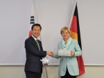 한-독일 회담사진 (왼쪽: 김영민 특허청장, 오른쪽:  Ms. Cornelia Rudloff-Schäffer 독일 특허청장)