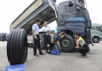 미쉐린타이어가 2014 볼보트럭 여름서비스캠프에 동참해 도미니끄 펠티에 극동아시아 영업총괄이사(왼쪽에서 두번째)가 경부고속도로 신탄진 휴게소에서 진행된 서비스 현장을 점검하고 있다