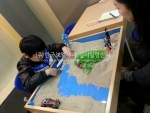 모래 놀이 치료 상담이 진행되고 있는 모습이다.