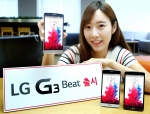 LG전자가 LG G3의 아이덴티티를 계승한 보급형 스마트폰 LG G3 비트를 18일 국내 출시한다. 여의도 LG 트윈타워에서 모델이 LG G3 비트를 들고 포즈를 취하고 있다.