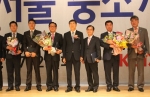 지난 22일 개최된 2014 서울 중소기업인대회에서 에듀윌 윤병현 이사(오른쪽 세 번째)가 대리수상 후 기념촬영을 하고 있다