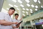 LG CNS IT전문가들이 스마트조명솔루션이 적용된 LG디스플레이 사업장의 전력 사용량을 태블릿PC로 모니터링하고 있다.