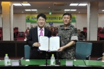 서울디지털대 정오영 총장(좌)과 육군 보병학교 학교장 이문석 장군(우)이 협약서에 서명 후 기념촬영을 하고 있다.