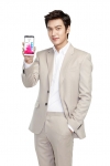 LG전자 중국 모델인 한류스타 이민호씨가 G3를 들고 포즈를 취하고 있다.