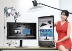 삼성전자가 프리미엄 모니터의 완성판이라고 할 수 있는 전문가용 UHD 모니터 UD970(U32D970Q)을 출시한다. 사진은 삼성전자 모델이 논현동 삼성전자 디지털프라자에서 신제품