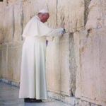 이스라엘 예루살렘 서쪽 성벽(통곡의 벽)에서 기도하는 프란치스코 교황의 모습