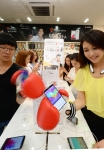 LG전자가 SKT 전용 스마트폰 ‘LG G3A’ 출시를 기념해 ‘G3 A’ 대표 UX인 ‘T액션’ 체험이벤트를 28일까지 진행한다. LG전자 모델이 ‘T액션’ 체험존에서 글러브를 
