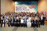 여성가족부와 한국청소년단체협의회가 개최하는 제25회 국제청소년포럼의 개막식이 8월 20일 국제청소년센터에서 열린 가운데 40개국 90명의 대학생, 청소년들이 기념촬영을 하고 있다.