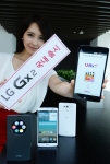 서울 여의도 트윈타워에서 LG전자 모델이 LG Gx2를 손에 들고 제품을 소개하고 있다.