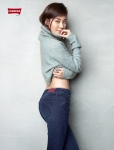 배우 김하늘이 최근 촬영한 2014 F/W 청바지 화보를 통해 숨 막히는 애플힙과 매끈한 허리 라인을 선보였다.
