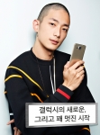 삼성전자가 고급스러운 메탈 소재 테두리를 적용한 슬림 디자인 스마트폰 갤럭시 알파를 이동통신 3사를 통해 3일 출시한다. 갤럭시 알파 TV 광고에 등장하는 패션모델 박성진이 제품을