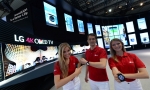 LG전자가 5일부터 10일까지 독일 베를린에서 열리는 IFA 2014 전시회에서 완벽한 원형 디자인의 스마트 워치 G워치R을 전시했다. 모델이 LG전자 전시부스에서 제품과 함께 포