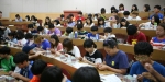 건국대 박물관의 서북학회 회관에서 독립지사를 만나다 프로그램에 참가한 중학생들이 13일 건국대박물관에서 서북학회 회관 건물의 3D 모형 조립에 열중하고 있다.