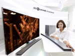 삼성전자가 세계 최초 TV 매칭 곡선형 오디오인 삼성 커브드 사운드바(HW-H7501)를 국내 시장에 선보인다. 삼성 커브드 사운드바는 삼성 커브드 TV의 곡률과 동일한 4200R