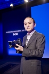 삼성전자 이미징사업팀장 한명섭 부사장이 최고 사양의 렌즈 교환형 미러리스 카메라 NX1을 소개하고 있다.