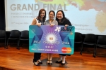 프로젝트 인스파이어 2014의 대상 팀 REACH의 대표 팜 티 응옥 마이(Pham Thi Ngoc Mai: 가운데)가 트리나 리앙-린(Trina Liang-Lin: 왼쪽) 유엔여