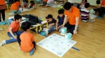 잠현 초등학교에서 진행된 스마트로봇 코딩스쿨 시범 교실에서 학생들이 스마트로봇 아띠를 이용하여 교육에 참가하고 있다.
