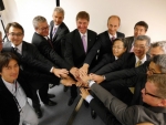 슈테거 사장(좌측에서 다섯번째)과 각각 파나소닉 일렉트릭 웍스, 파나소닉 오토모티브 세일즈 유럽 및 체코 생산, 그리고 산요 컴포넌츠 유럽으로 독립되어 있던 회사를 모체로 새로 설
