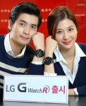 여의도 LG트윈타워에서 모델들이 LG G워치R을 손목에 착용하고 포즈를 취하고 있다.