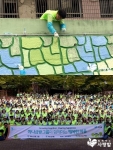 하나은행과 외환은행 직원 250여 명이 홍은1동에서 사단법인 함께하는 사랑밭이 진행하는 벽화봉사로 친목을 도모했다.