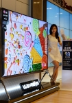 LG전자가 98형 울트라HD TV를 국내 시장에 출시한다. LG 베스트샵 강남본점에서 모델이 제품과 함께 포즈를 취하고 있다.