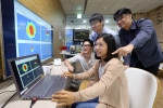 12일, 삼성전자 수원 디지털시티의 DMC연구소에서 연구원들이 차세대 60GHz 와이파이 기술을 시연하고 있다.