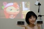 LG전자가 블루투스 기능을 탑재한 초경량 미니빔 TV를 출시한다. 모델이 초경량 미니빔TV로 영상을 즐기고 있다.