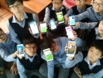서귀포 중학교 모바일 앱 창작에 참여한 학생들이 스스로 직접 만든 모바일 앱을 선보이고 있다.