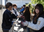 건국대 글로컬캠퍼스 교직원들로 구성된 건국봉사단과 글로컬캠퍼스 학생들은 지난 18일 오후 충북 충주 지역에서 연탄 8,000장과 2,000장 등 1만장을 직접 배달하는 사랑의 연탄