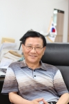 한국콘텐츠공제조합은 23일 국민교양만화 ‘먼나라 이웃나라’로 유명한 만화가 이원복 덕성여대 석좌교수를 명예조합원으로 위촉했다.