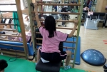 웰니스의원은 척추측만증을 단계별 요법에 맞춰 시행하며 증상에 따라 KNX-7000 등을 활용하는 1:1 맞춤 교정운동치료를 시행한다.