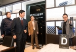 서강호 이브자리 대표와 김영세 이노디자인 대표가 코디센 삼성점에 입점한 T 라인 제품들을 둘러보고 있다.