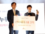 SK텔레콤은 애플의 최신 LTE폰 iPhone 6와 iPhone 6 plus를 31일 출시했다. 동대문 디자인 플라자에서 열린 출시 행사에서 SK텔레콤 윤원영 마케팅부문장(사진 왼