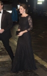영국의 왕세손비 케이트 미들턴 올 블랙 ‘귀족 패션’을 선보여 화제가 되고 있다.