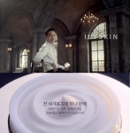 여진구가 6초당 1개 판매 기록의 잇츠스킨 달팽이 크림 새 광고로 돌아왔다.