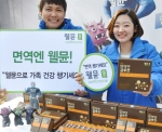 내츄럴엔도텍이 지난 주말 서울 관악산 등산로 입구에서 웰뮨 면역 캠페인을 진행했다. 사진은 남녀 모델이 포즈를 취하고 있는 모습