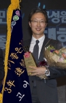 고어코리아 백한승 컨트리리더가 ‘2014 대한민국 일하기 좋은 100대기업’ 외국계 기업 부문 대상을 수상하고 있다.