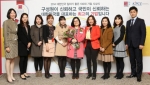 현미숙 매니저(사진 중앙, 꽃다발 들고 있는 사람)가 11월 19일 수요일에 열린 2014년 시상식에서 부하 직원들과 함께 하였다. 퀸타일즈는 한국에서 가장 일하기 좋은 직장의 하