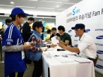 삼성전자는 지난 21일 저녁, 대구에 위치한 삼성 디지털프라자 수성점에서 삼성라이온즈 통합 4연패를 축하하는 삼성전자 S 데이 삼성 라이온즈 우승기념 팬 페스타 이벤트를 개최했다.