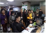 충북소방종합상황실에서 응급통신체계에 대한 설명을 듣고 있는 교육생들