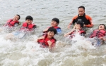 거창 수상안전 체험장 신성규 대장이 직접 물속에 뛰어들어 청소년들에게 수상안전 교육을 진행하고 있다