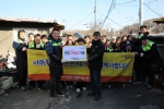 지난 6일 구룡마을에서 에듀윌 남영택 이사(왼쪽)와 (사)따뜻한 한반도 사랑의 연탄나눔 운동 이동섭 상임이사(오른쪽)가 사랑의 연탄 나눔 기증식을 하고 있다.