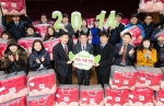 서강호 이브자리 대표 및 임직원들이 서울 강동구 강동종합사회복지관에서 2014 이브천사 전달식을 갖고 기아대책 임직원들과 기념 촬영을 하고 있다.